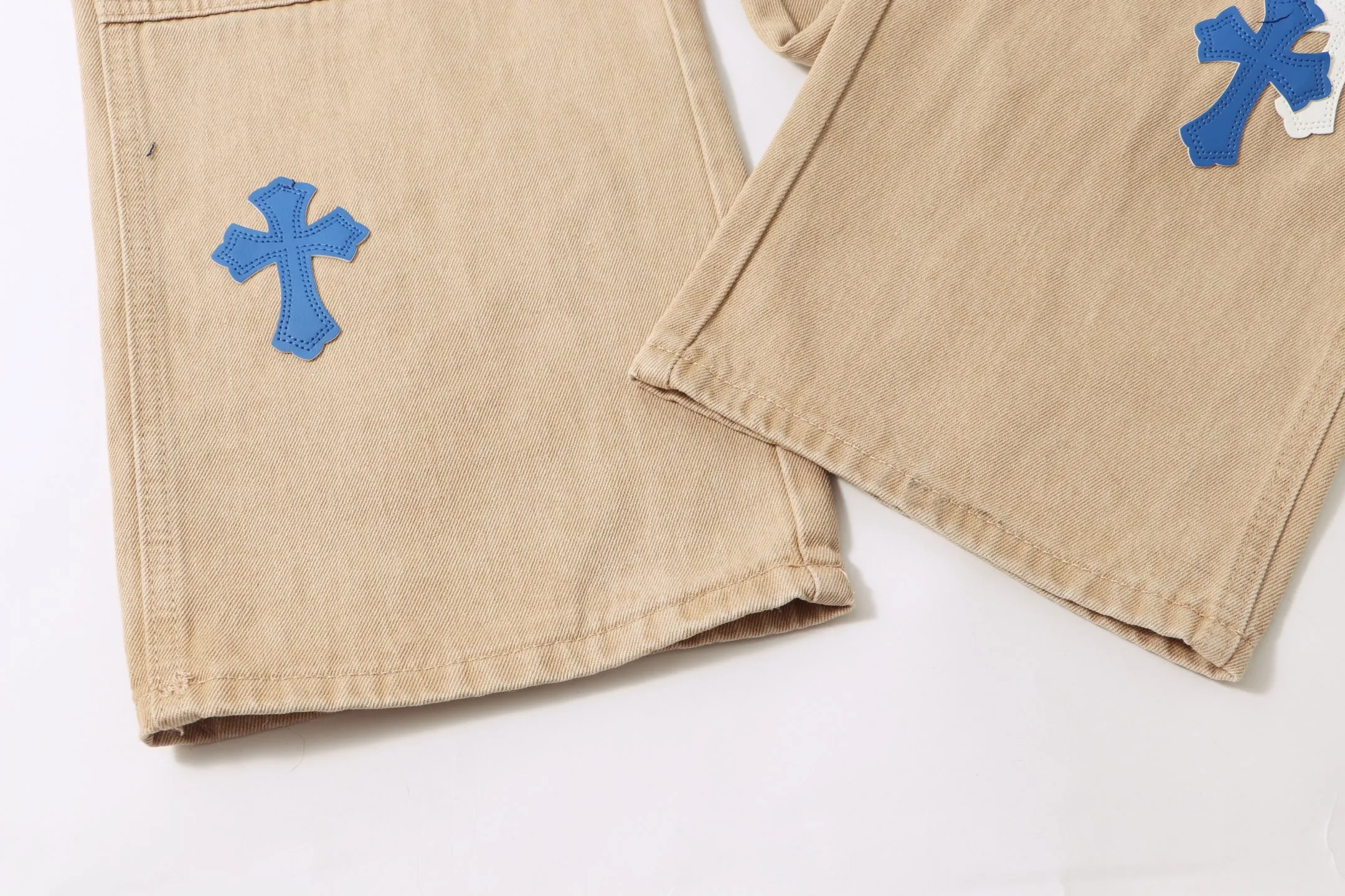 P280 Style No.: H903 Croxin & 𝐂𝐡𝐫𝐨𝐦𝐞 𝐇𝐞𝐚𝐫𝐭 ss25 white and blue patchwork leather workwear imitation wood jeans. Styles with different washed textures are very friendly to people with thin legs. The slightly flared version perfectly modifies the leg shape. The timeless and moderate length makes it easy to match and match. It is the basis for various styles and is a must-have in your wardrobe! The fabric is stiff but also makes the upper body soft without losing texture. The washing process is even more perfect. It is a must-have item for everyone! ! ! Washed wheat, hang tag, pants label, three labels complete Color: khaki Size: 30-32-34-36